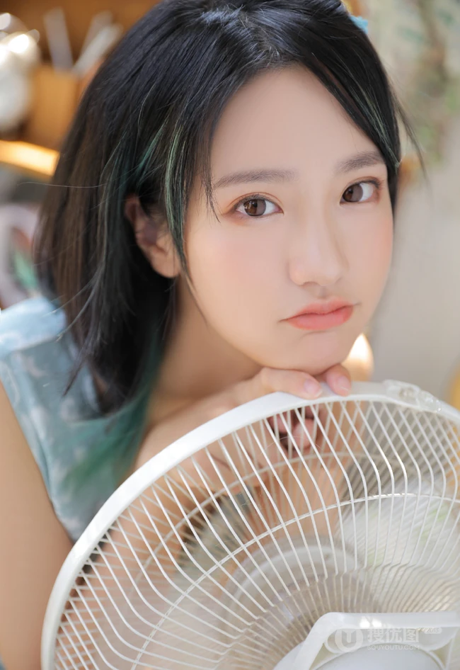 皮肤浅粉的齐肩短发清纯少女穿着清凉居家吃西瓜可爱甜美写真