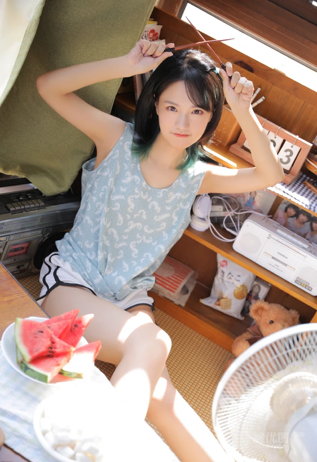 皮肤浅粉的齐肩短发清纯少女穿着清凉居家吃西瓜可爱甜美写真