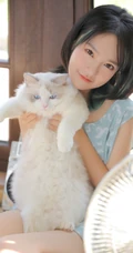 皮肤浅粉的齐肩短发清纯少女穿着清凉居家吃西瓜可爱甜美写真