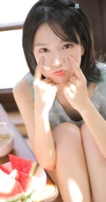 皮肤浅粉的齐肩短发清纯少女穿着清凉居家吃西瓜可爱甜美写真
