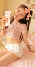 可爱粉色系闺房中的短款装短裤线条感细腰女生室内超美写真照