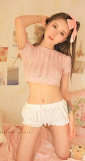 可爱粉色系闺房中的短款装短裤线条感细腰女生室内超美写真照