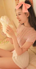 可爱粉色系闺房中的短款装短裤线条感细腰女生室内超美写真照