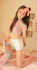 可爱粉色系闺房中的短款装短裤线条感细腰女生室内超美写真照