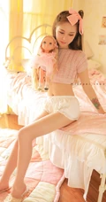 可爱粉色系闺房中的短款装短裤线条感细腰女生室内超美写真照