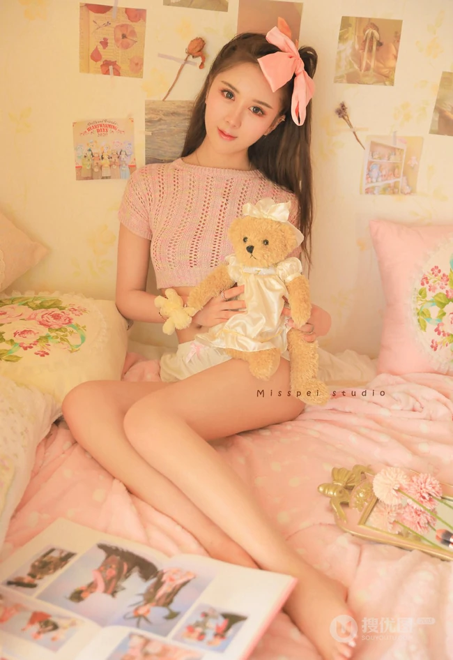 可爱粉色系闺房中的短款装短裤线条感细腰女生室内超美写真照