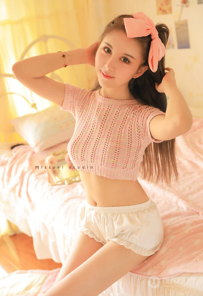 可爱粉色系闺房中的短款装短裤线条感细腰女生室内超美写真照