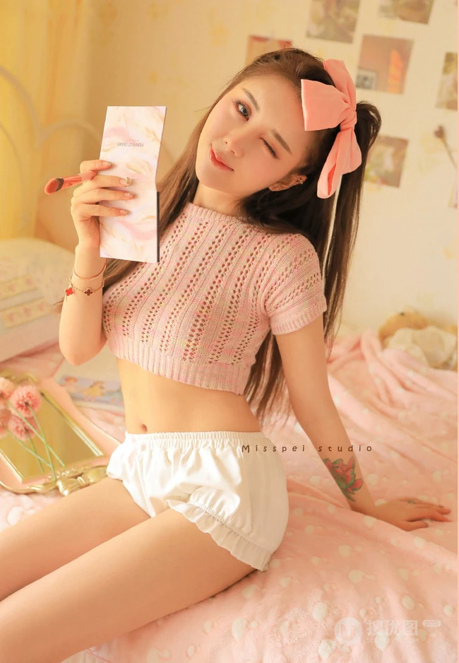 可爱粉色系闺房中的短款装短裤线条感细腰女生室内超美写真照