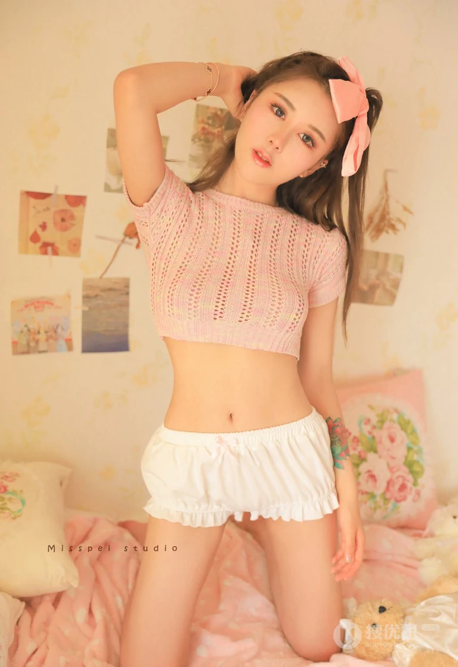 可爱粉色系闺房中的短款装短裤线条感细腰女生室内超美写真照