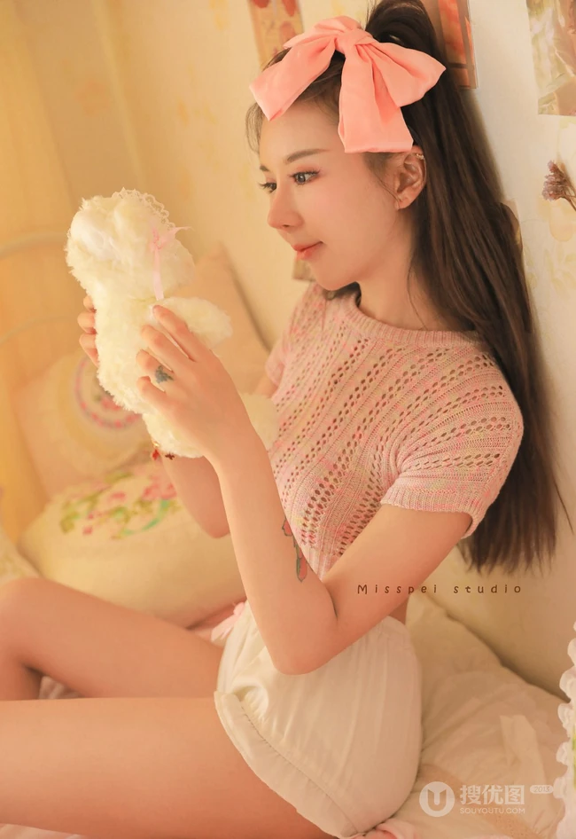 可爱粉色系闺房中的短款装短裤线条感细腰女生室内超美写真照