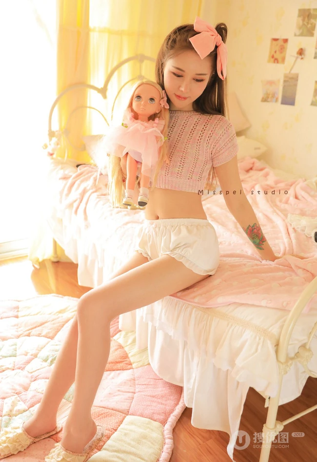 可爱粉色系闺房中的短款装短裤线条感细腰女生室内超美写真照