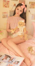 可爱粉色系闺房中的短款装短裤线条感细腰女生室内超美写真照
