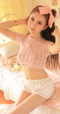 可爱粉色系闺房中的短款装短裤线条感细腰女生室内超美写真照