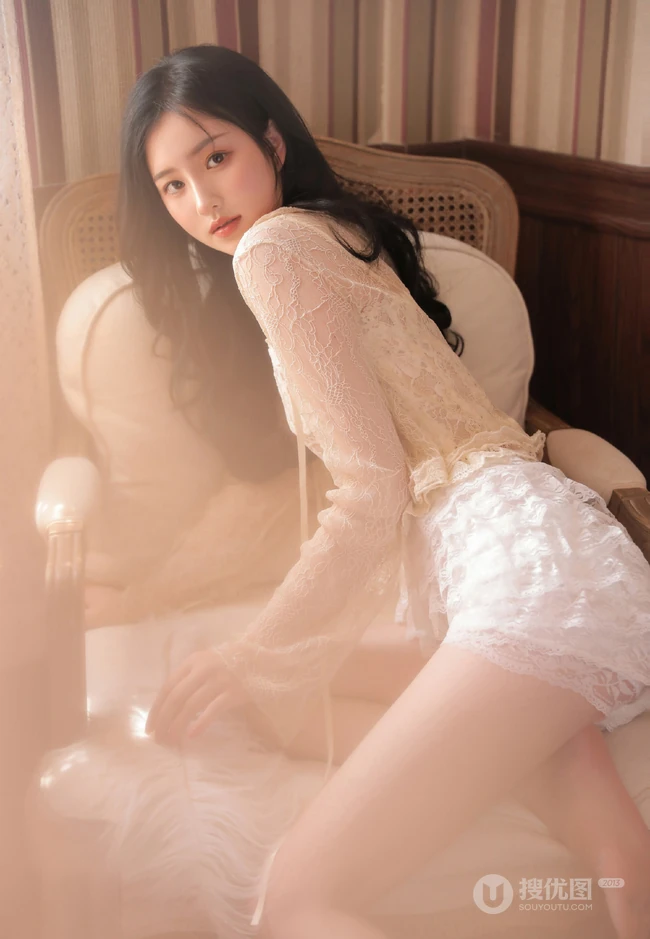 身材脸蛋都好完美的精选蕾丝衣短裤大长腿女生温婉沙发写真大图