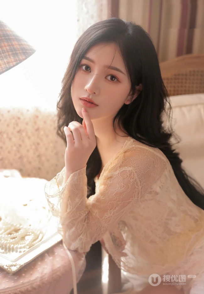 身材脸蛋都好完美的精选蕾丝衣短裤大长腿女生温婉沙发写真大图