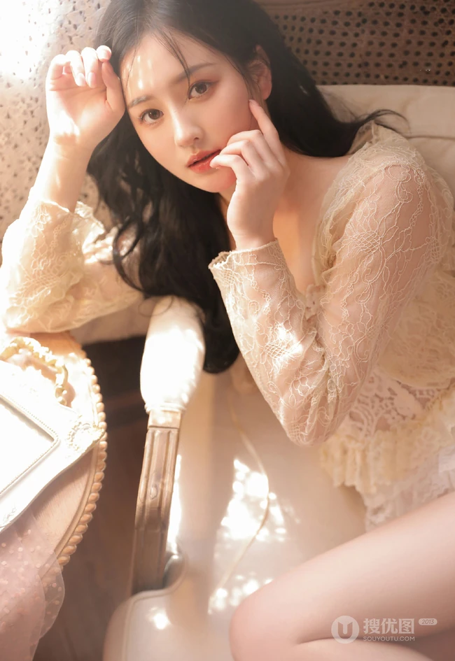 身材脸蛋都好完美的精选蕾丝衣短裤大长腿女生温婉沙发写真大图