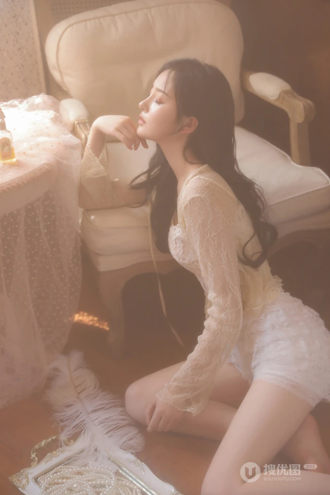 身材脸蛋都好完美的精选蕾丝衣短裤大长腿女生温婉沙发写真大图