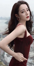 迪丽热巴气质带绒V领肩带礼裙长裙礼服显匀称身形写真图片