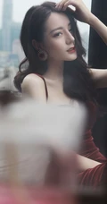 迪丽热巴气质带绒V领肩带礼裙长裙礼服显匀称身形写真图片