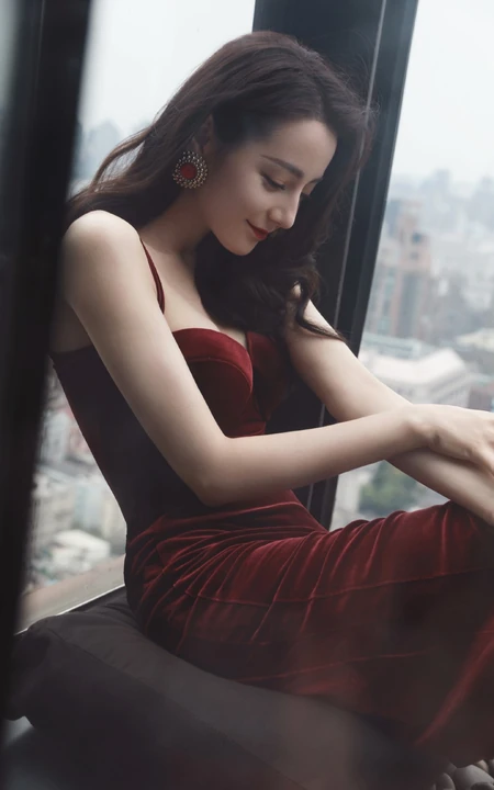迪丽热巴气质带绒V领肩带礼裙长裙礼服显匀称身形写真图片
