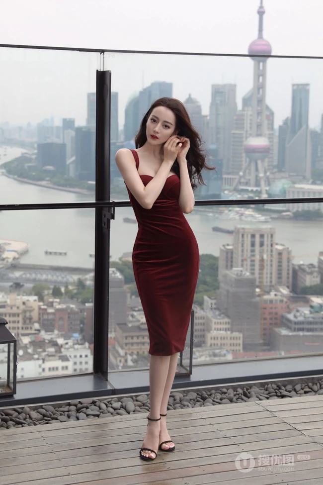 迪丽热巴气质带绒V领肩带礼裙长裙礼服显匀称身形写真图片