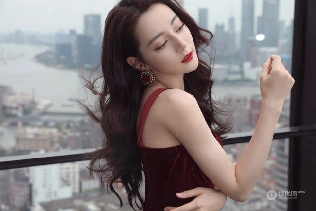 迪丽热巴气质带绒V领肩带礼裙长裙礼服显匀称身形写真图片