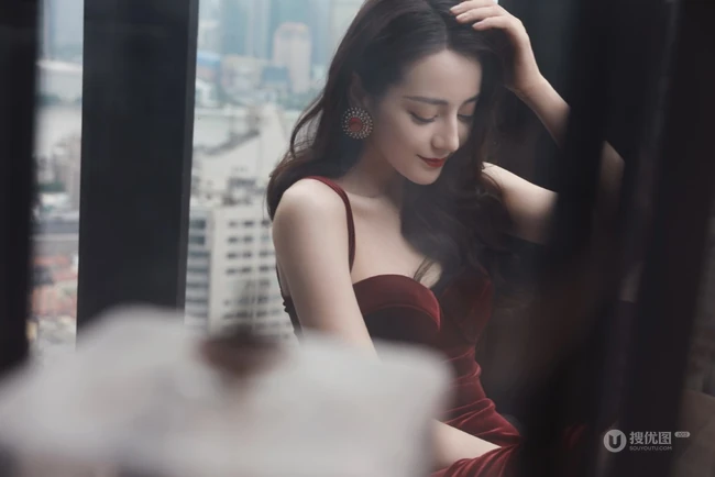 迪丽热巴气质带绒V领肩带礼裙长裙礼服显匀称身形写真图片
