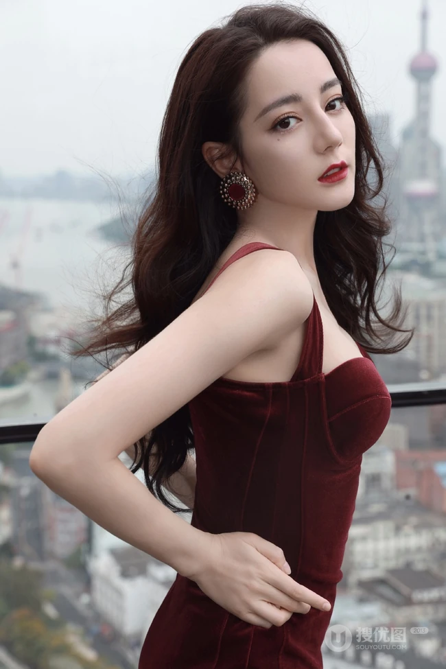 迪丽热巴气质带绒V领肩带礼裙长裙礼服显匀称身形写真图片