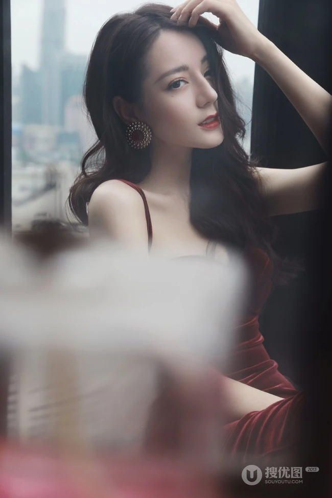 迪丽热巴气质带绒V领肩带礼裙长裙礼服显匀称身形写真图片