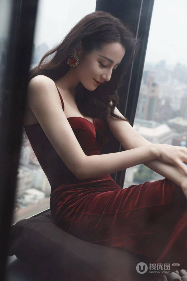 迪丽热巴气质带绒V领肩带礼裙长裙礼服显匀称身形写真图片