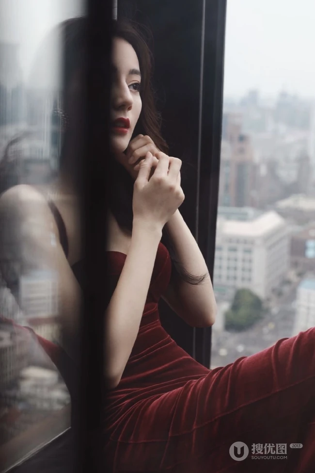 迪丽热巴气质带绒V领肩带礼裙长裙礼服显匀称身形写真图片