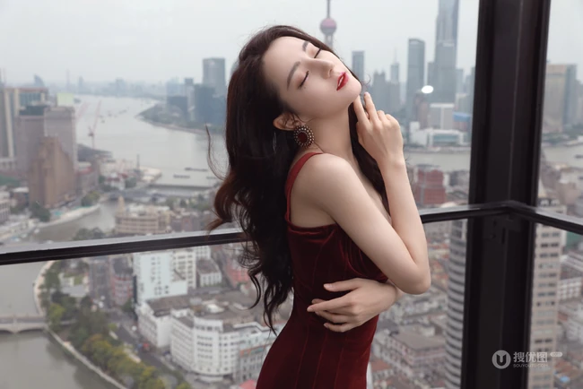 迪丽热巴气质带绒V领肩带礼裙长裙礼服显匀称身形写真图片