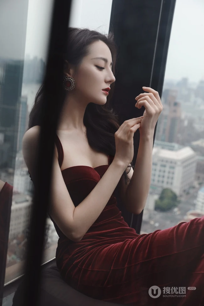 迪丽热巴气质带绒V领肩带礼裙长裙礼服显匀称身形写真图片