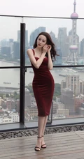 迪丽热巴气质带绒V领肩带礼裙长裙礼服显匀称身形写真图片