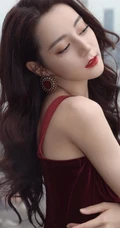 迪丽热巴气质带绒V领肩带礼裙长裙礼服显匀称身形写真图片