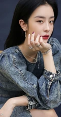 清秀漂亮女生赵小棠设计感十足牛仔裙搭小包包时尚动人写真照