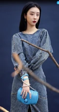 清秀漂亮女生赵小棠设计感十足牛仔裙搭小包包时尚动人写真照