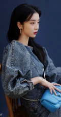 清秀漂亮女生赵小棠设计感十足牛仔裙搭小包包时尚动人写真照