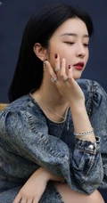 清秀漂亮女生赵小棠设计感十足牛仔裙搭小包包时尚动人写真照
