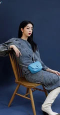 清秀漂亮女生赵小棠设计感十足牛仔裙搭小包包时尚动人写真照