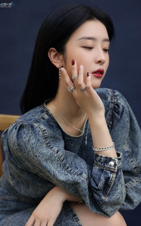 清秀漂亮女生赵小棠设计感十足牛仔裙搭小包包时尚动人写真照
