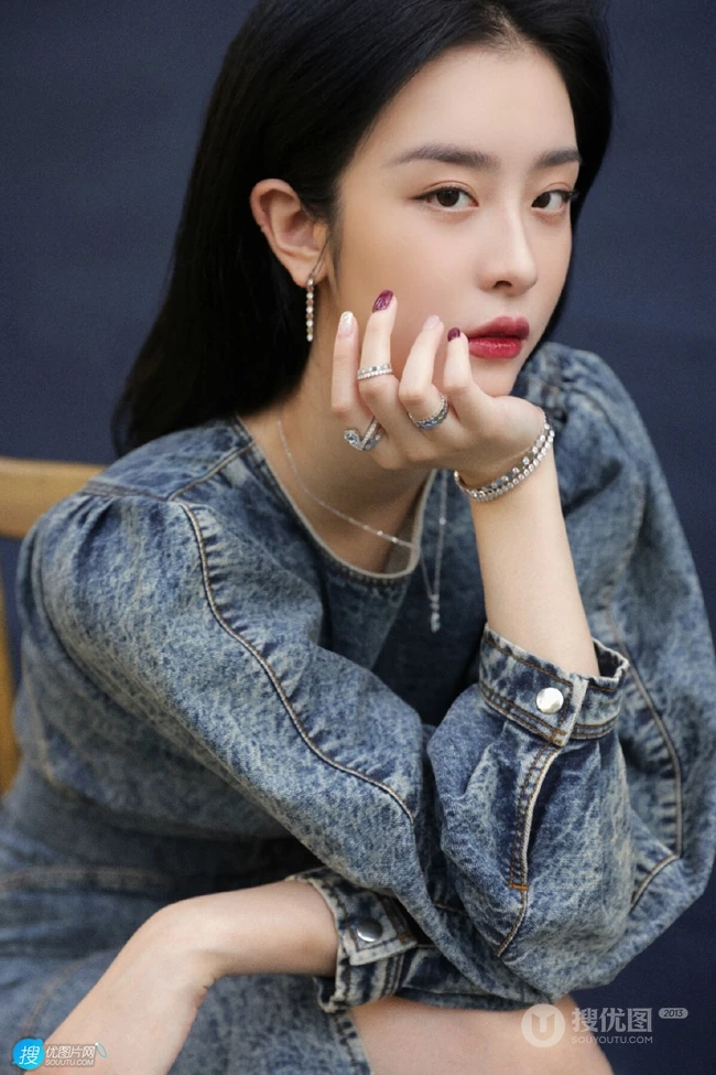 清秀漂亮女生赵小棠设计感十足牛仔裙搭小包包时尚动人写真照