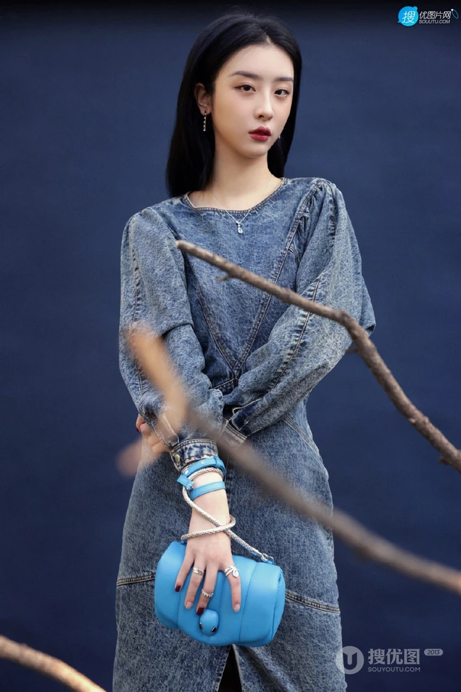 清秀漂亮女生赵小棠设计感十足牛仔裙搭小包包时尚动人写真照