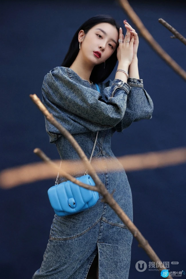 清秀漂亮女生赵小棠设计感十足牛仔裙搭小包包时尚动人写真照