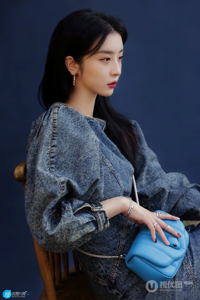 清秀漂亮女生赵小棠设计感十足牛仔裙搭小包包时尚动人写真照