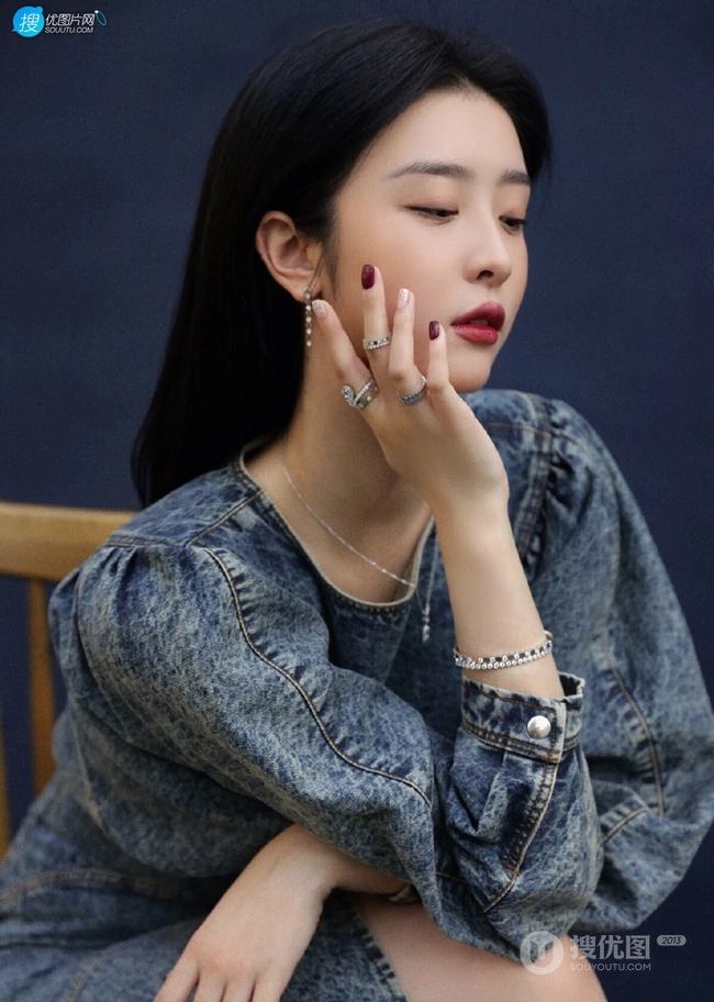 清秀漂亮女生赵小棠设计感十足牛仔裙搭小包包时尚动人写真照