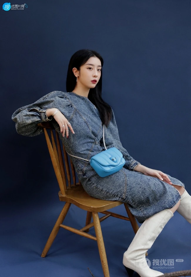 清秀漂亮女生赵小棠设计感十足牛仔裙搭小包包时尚动人写真照