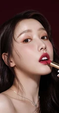 姜贞羽妆容精致超美高清近距离手拿口红代言写真