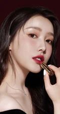 姜贞羽妆容精致超美高清近距离手拿口红代言写真