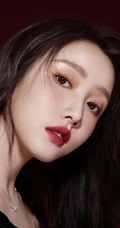 姜贞羽妆容精致超美高清近距离手拿口红代言写真